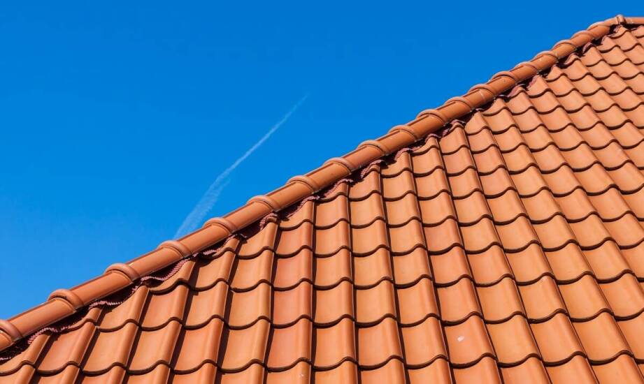 Dlaczego betonowe dachówki są popularnym wyborem w nowoczesnym budownictwie?