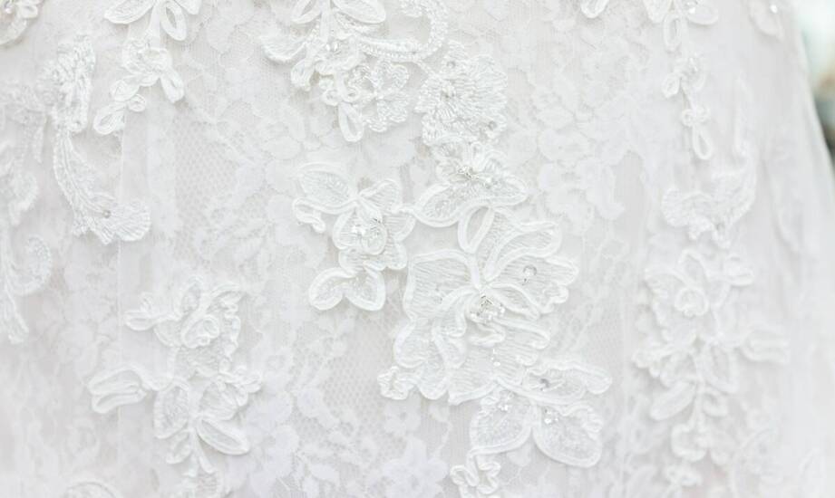 Wpływ personalizacji na końcowy efekt glamour sukni ślubnej
