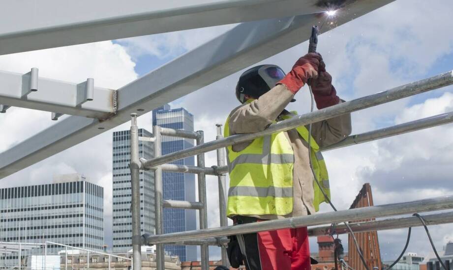 Jakie procedury zapewniają bezpieczeństwo podczas demontażu konstrukcji?