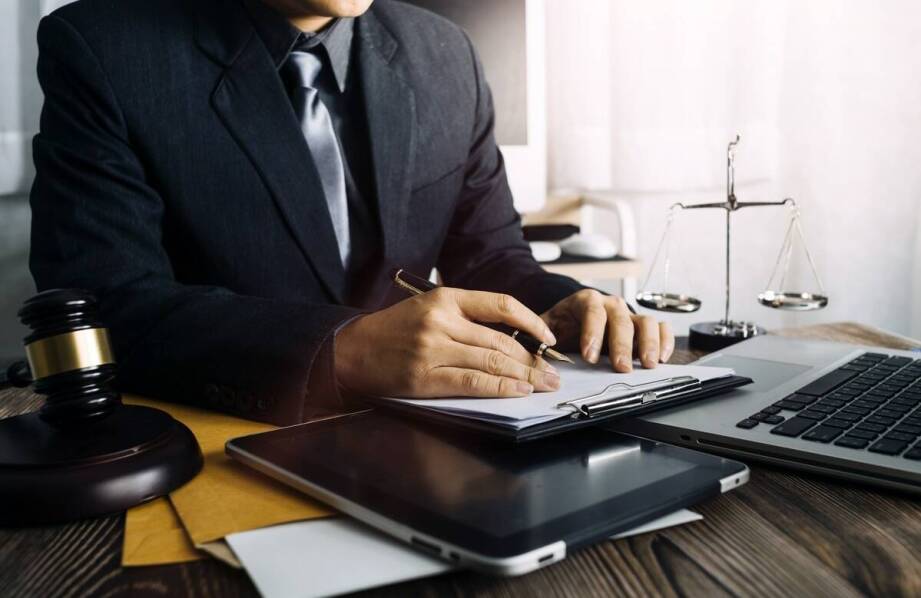 Jak prawnik może pomóc w sporządzaniu umów cywilnych i gospodarczych?