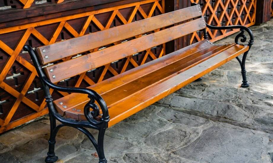 Jak wybrać idealną ogrodową ławkę z żeliwa i drewna olchy?