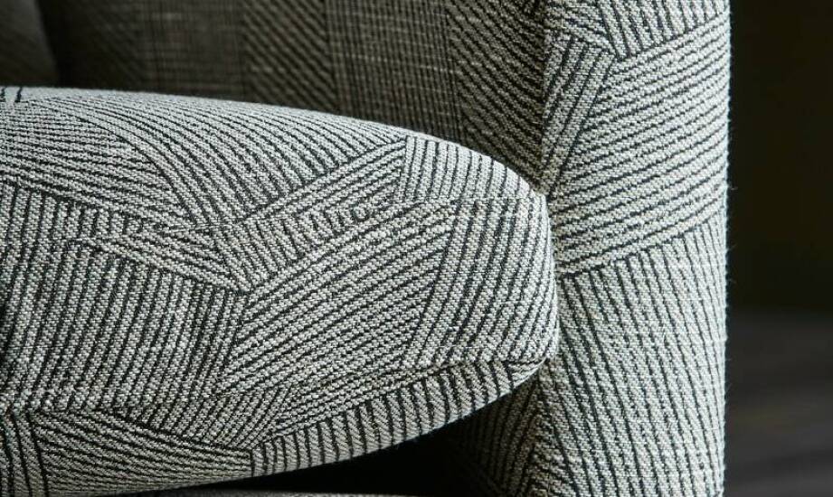 Jak tkanina Monolith 92 może odświeżyć wygląd starych mebli?