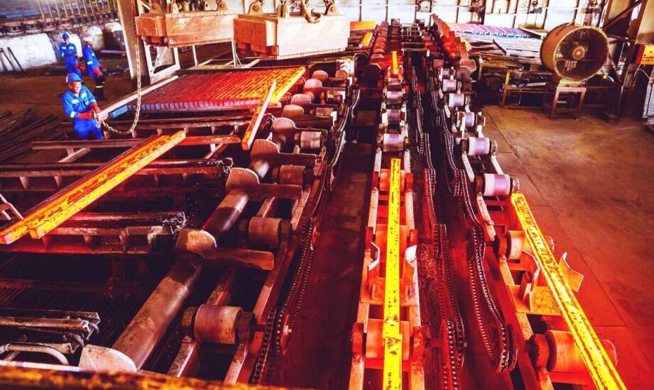 Jak samowyładowcze kontenery wspierają efektywność pracy w tartakach?