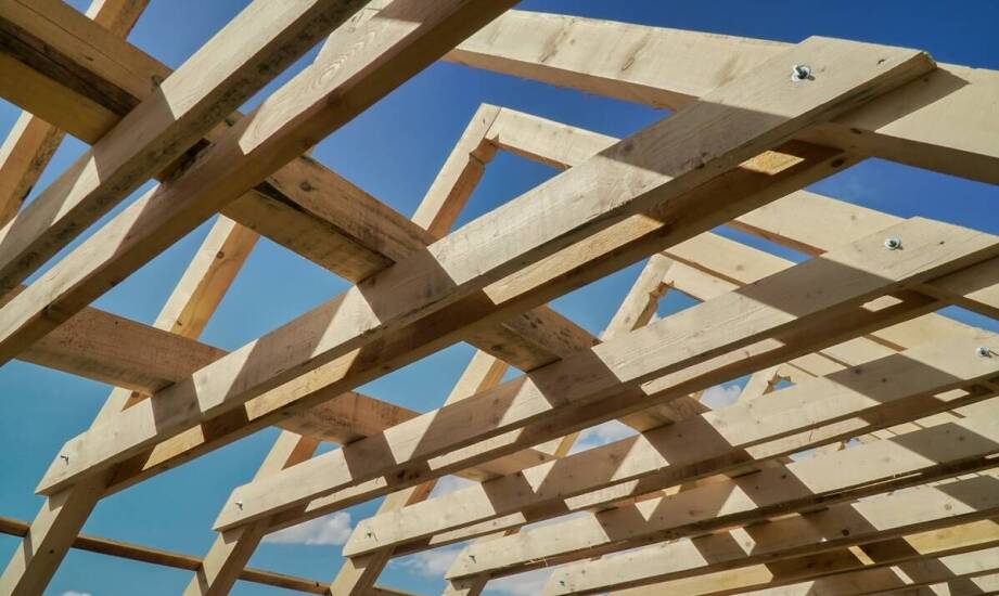 Trwałość dachowych konstrukcji: jak precyzja wykonania na nią wpływa