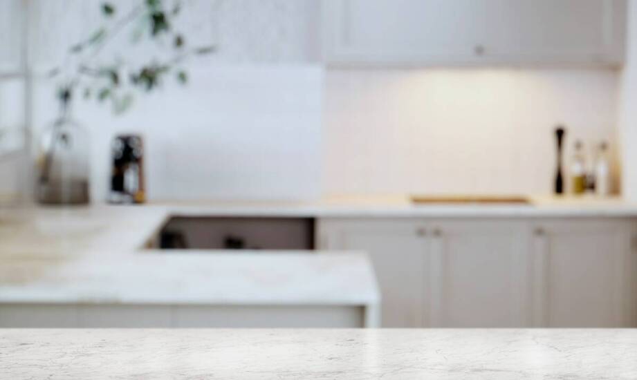 Szklana butelka z pompką – jak wpływa na wygodę użytkowania płynnych produktów?