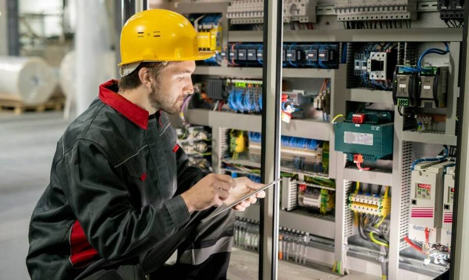 Znaczenie profesjonalnego serwisu dla żywotności elektroenergetycznych urządzeń