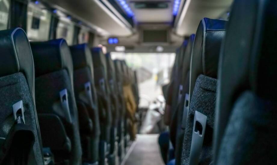 Autokary z przestrzenią między fotelami – wygoda na każdej trasie