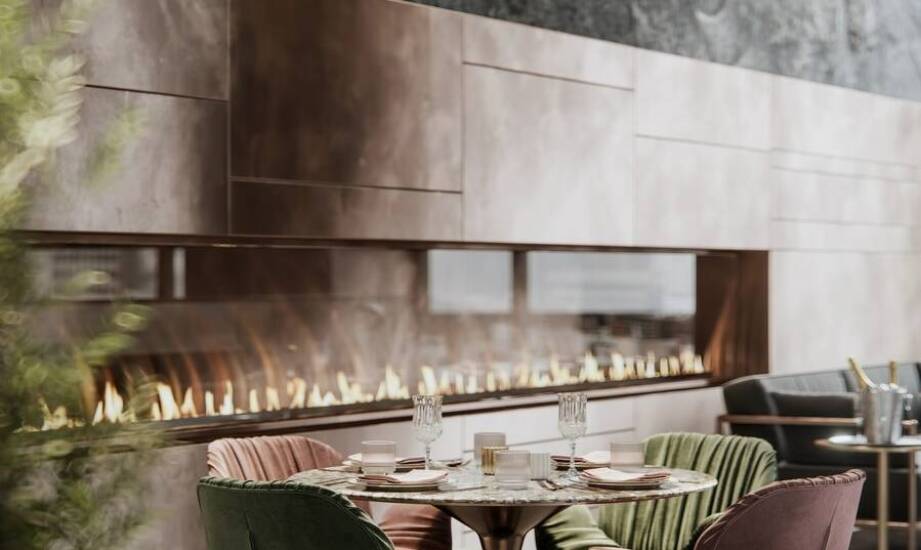 Sofa na metalowych nogach a eklektyczne wnętrze – jak je połączyć?