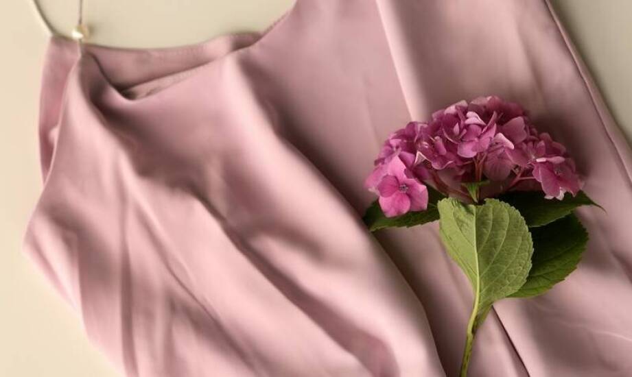 Jakie materiały dominują w produkcji sukienki Laury?