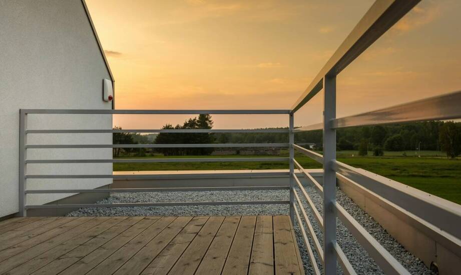 Bezpieczeństwo dzieci a balkonowe szkło – jak zapewnić ochronę?