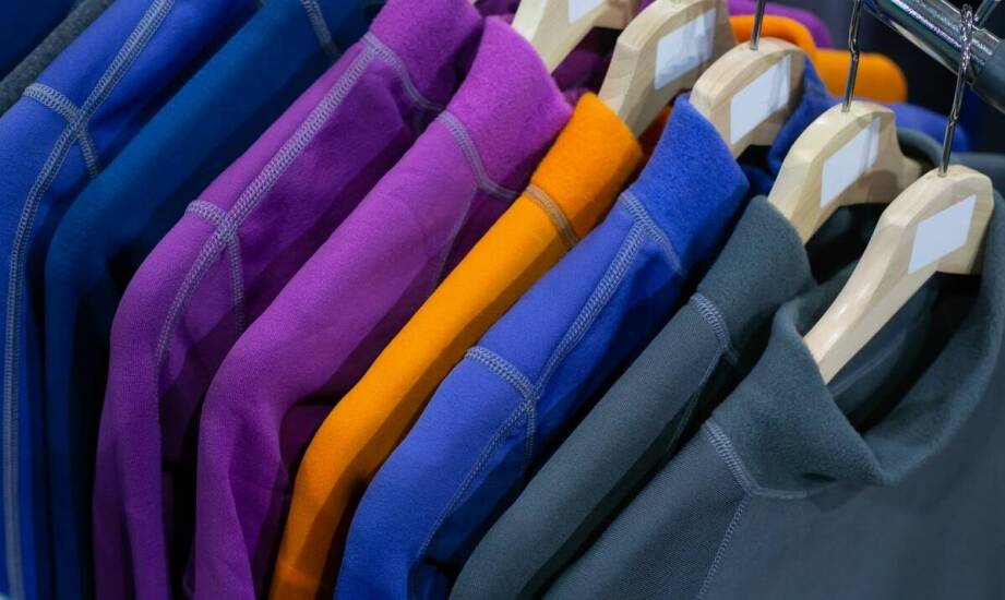 Welurowe dresowe komplety – czym różnią się od tradycyjnych materiałów?