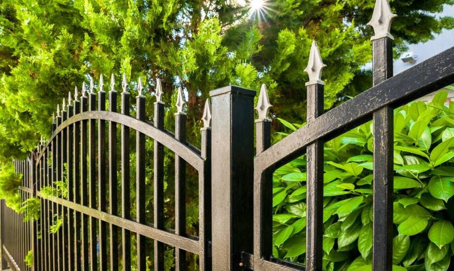 Wpływ proszkowego malowania na estetykę metalowych bram