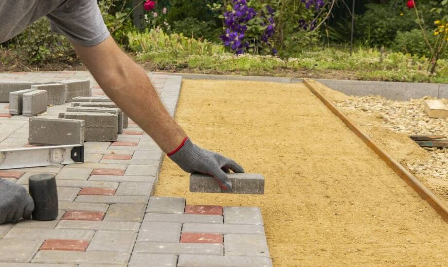 Jakie są koszty związane z zakupem i montażem brukowej kostki?