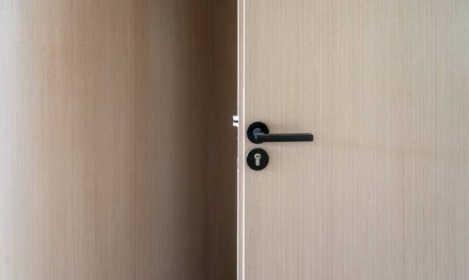 Porównanie ażurowych drzwi i pełnych pod kątem funkcjonalności i estetyki