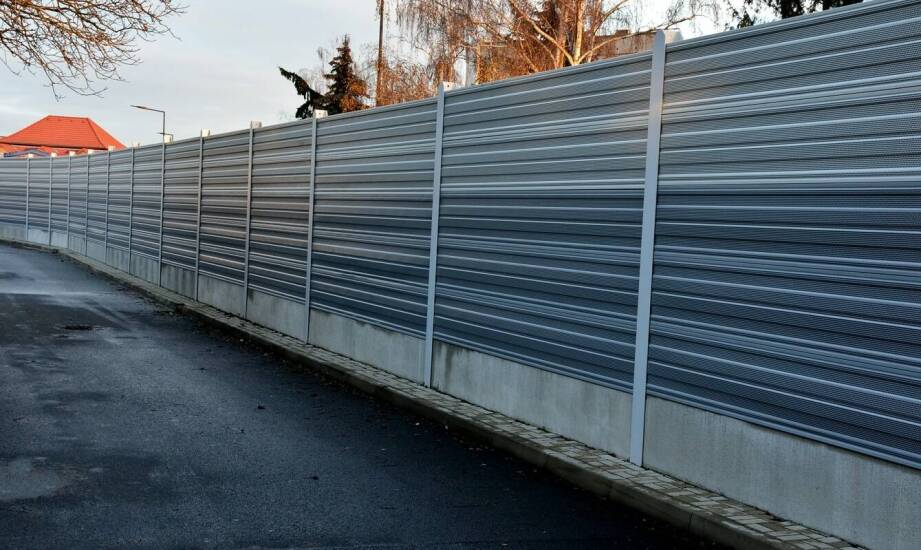 Ekonomiczne rozwiązania panelowych ogrodzeń z betonową podmurówką