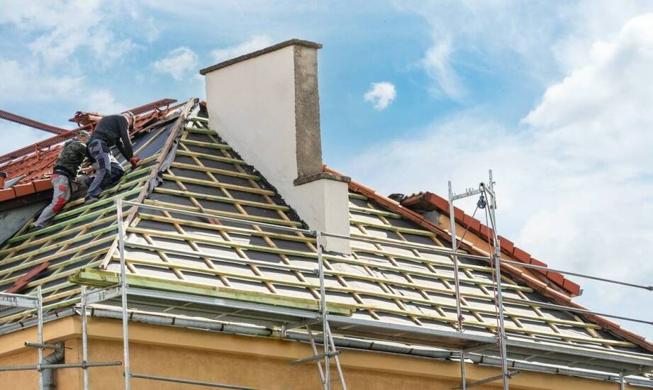 Jakie elementy obejmuje pełna konserwacja dachów?