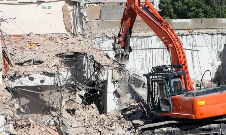 Jak firma wyburzeniowa dostosowuje się do zmieniających się przepisów prawa budowlanego?