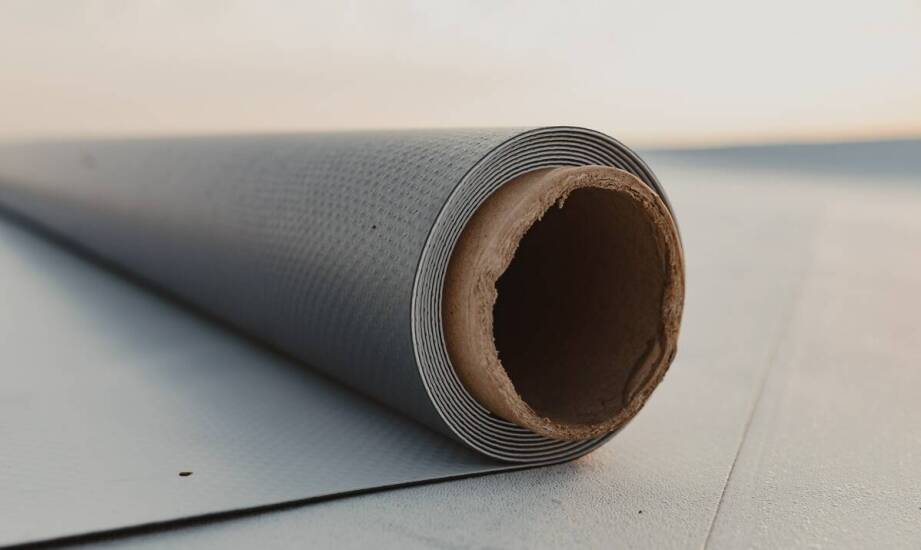 Jakie PVC i FPO akcesoria są niezbędne w konstrukcji płaskiego dachu?