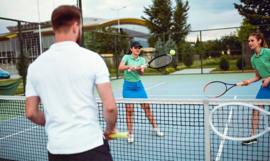 Rola zabawy w nauce tenisa dla dzieci – jak łączymy przyjemne z pożytecznym?