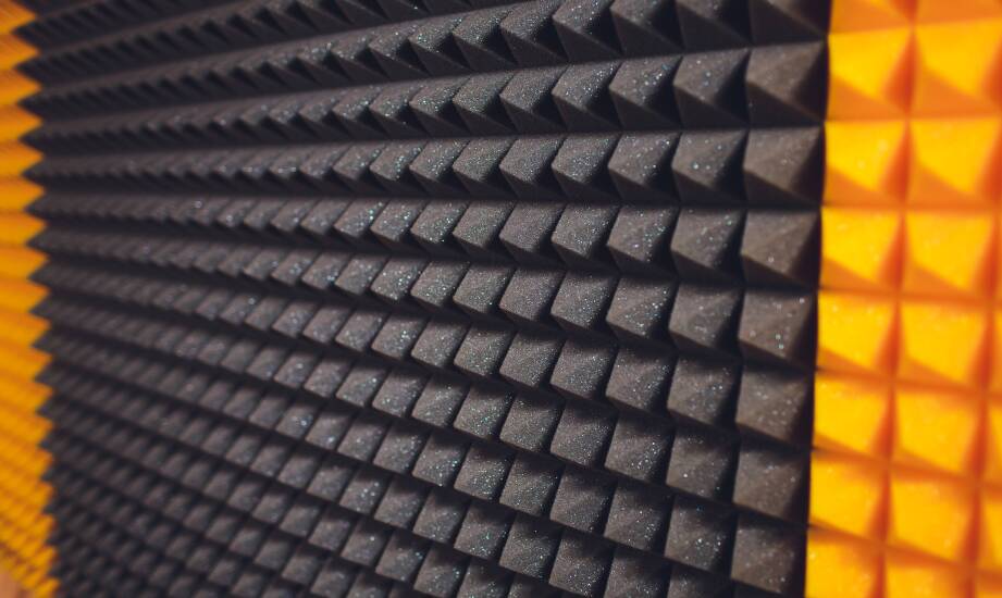 Jak akustyczne adaptacje wnętrz mogą poprawić komfort akustyczny w hotelach?