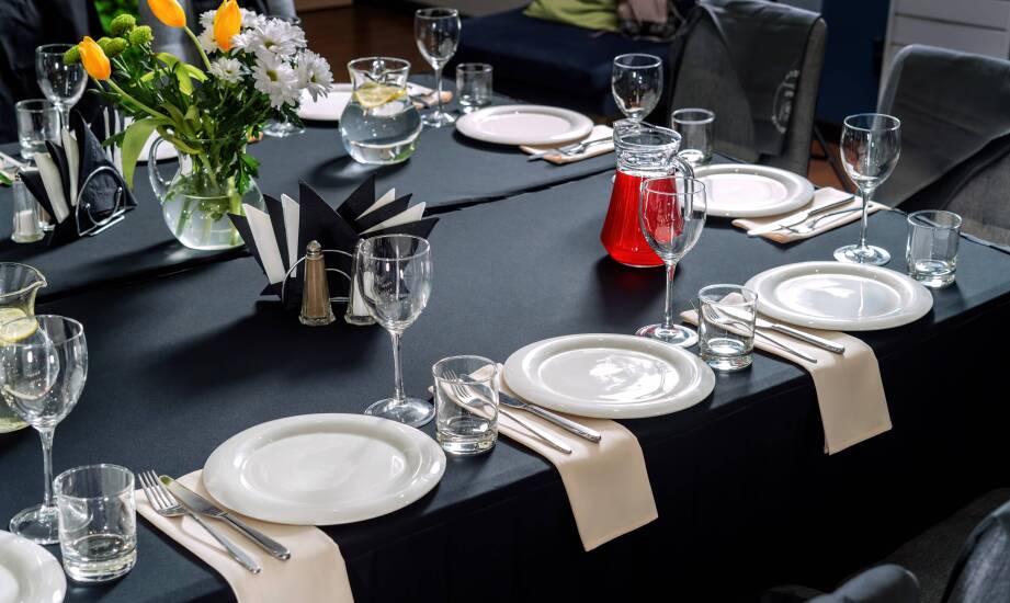 Nowoczesne podejście do dekoracji stołu: wybór obrusów plamoodpornych