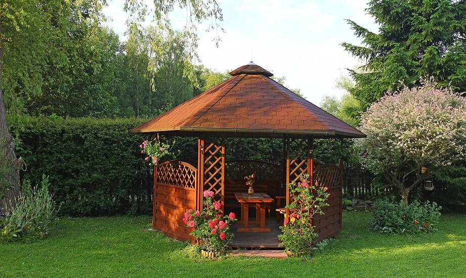 Jakie materiały są najczęściej wykorzystywane w produkcji ogrodowych altan z montażem?