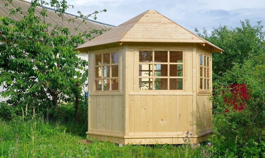 Altana na ogrodowe narzędzia: jak dbać o jej trwałość i funkcjonalność?