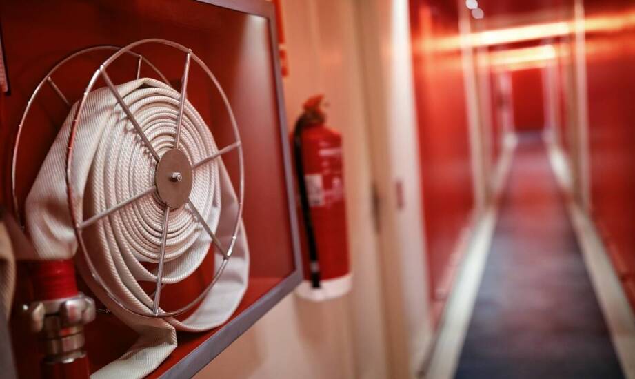 Znaczenie systemów sygnalizacji pożaru w zabezpieczeniach budynków przeciwpożarowych