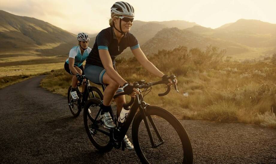 Jakie systemy zapięć zapewniają optymalne dopasowanie na szosie?