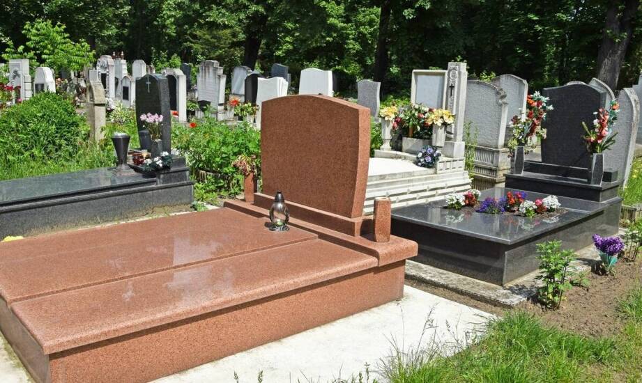 Fotoporcelana online: jak zamówić idealne zdjęcie na pomnik?