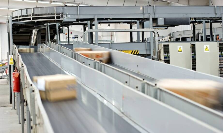 Jak maszyna pakująca może zmniejszyć koszty operacyjne w logistyce?