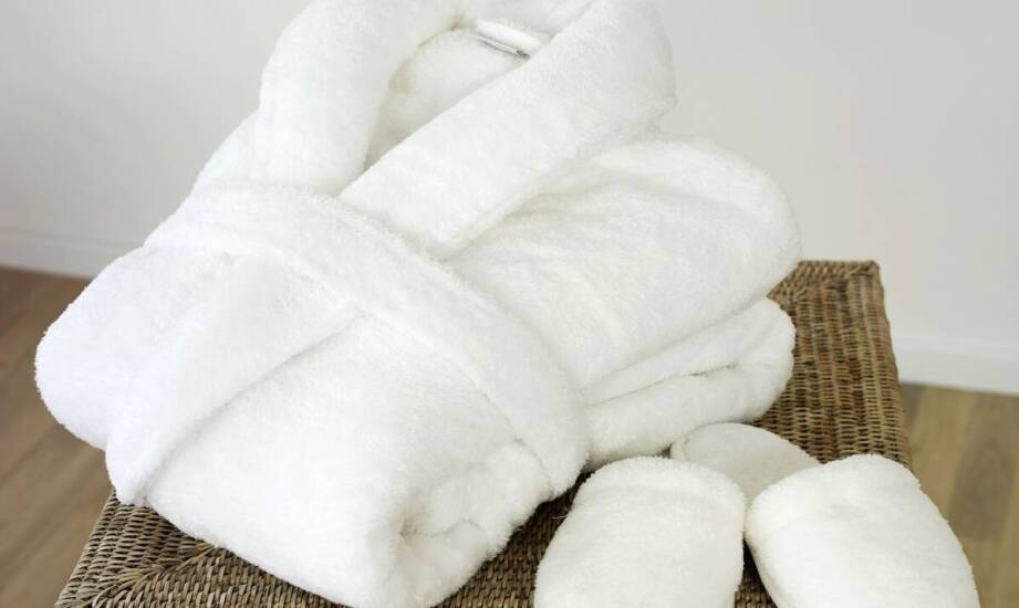 Innowacyjne wzory hotelowych kapci – jak przyciągnąć uwagę gości?