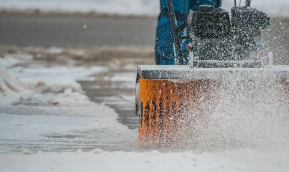 Firmowe odśnieżanie – jak zapewniamy bezpieczeństwo pracowników i klientów?