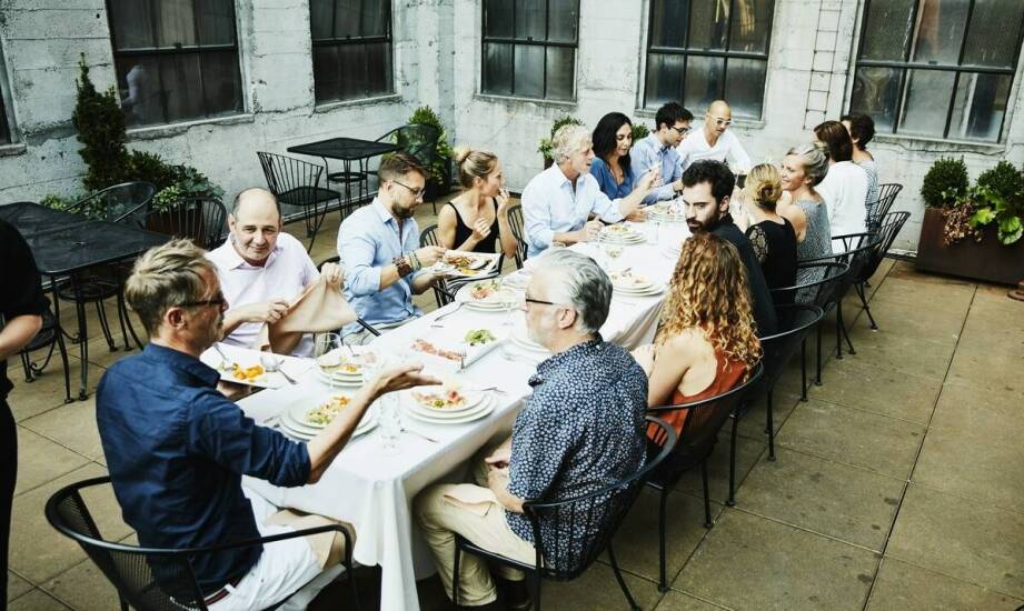 Letni ogródek jako doskonałe miejsce na rodzinne spotkania przy jedzeniu