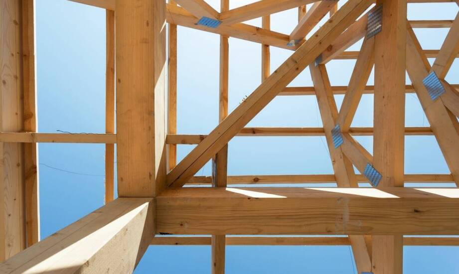 Jakie kryteria uwzględniać przy wyborze ciężaru klejonego drewna do projektów budowlanych?