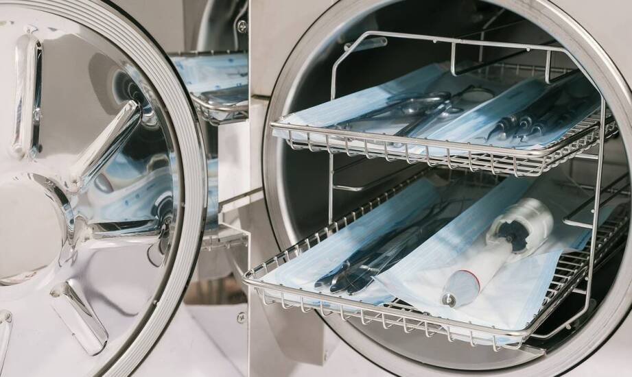 Jakie praktyczne umiejętności zdobywa technik sterylizacji medycznej podczas nauki?