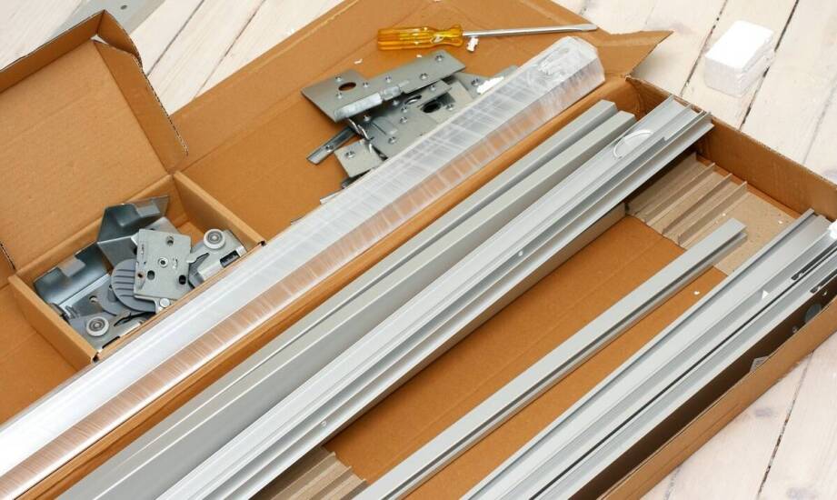 Przegląd materiałów stosowanych do produkcji wózków podwieszanych do bram przesuwnych