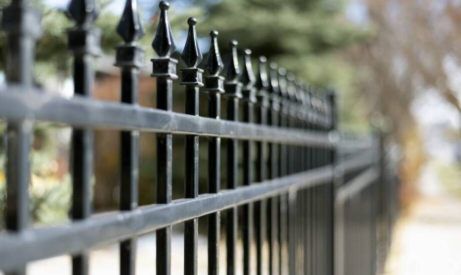 Malowanie proszkowe ogrodzeń: Dlaczego jest bardziej ekonomiczne niż tradycyjne metody?