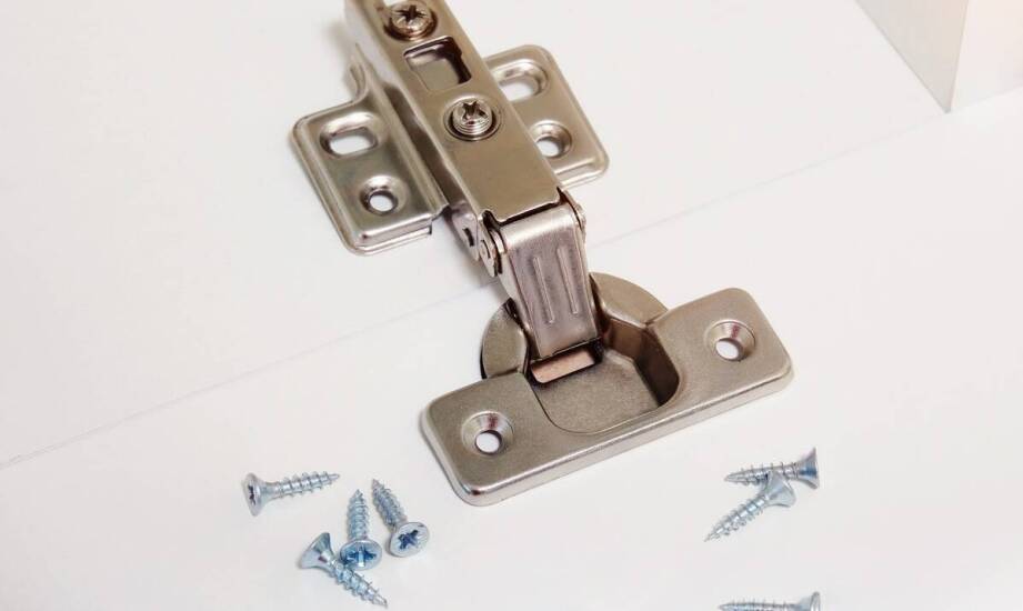 Porównanie różnych typów wewnętrznych zawiasów drzwiowych – co warto wiedzieć?