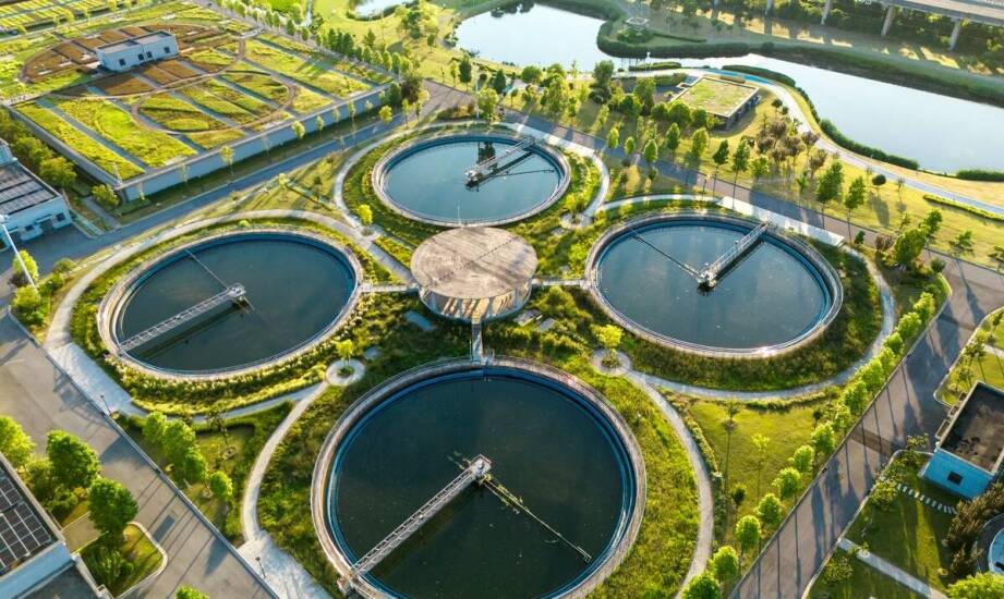 Jakie są korzyści z integracji technologii drenażu z procesami biologicznymi oczyszczania?