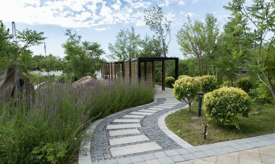 Jak dostosować śmietnikową wiatę do specyfiki działki?