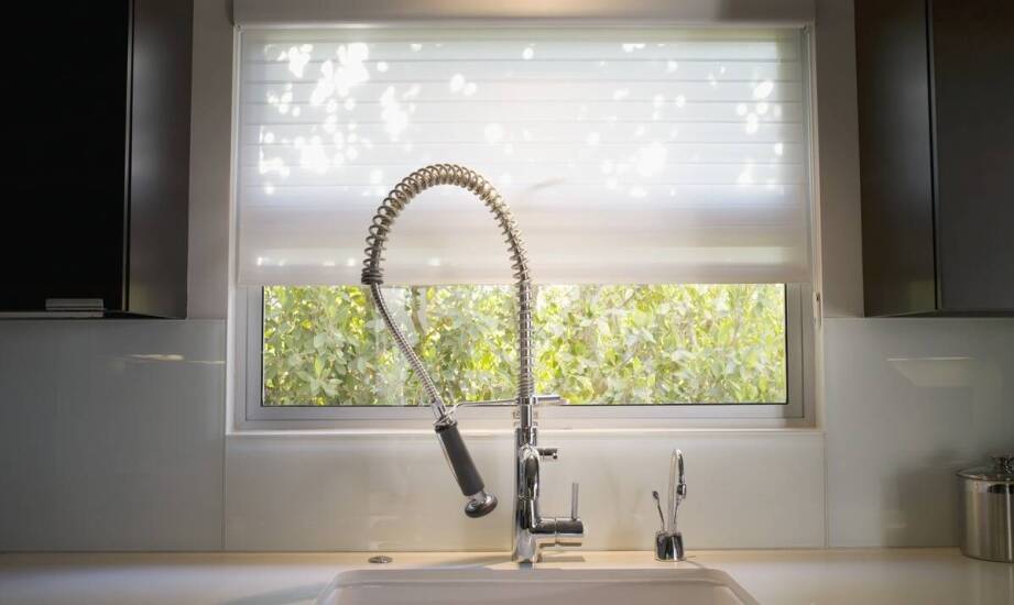 Właściwości zaciemniających tkanin w okiennych plisach: co warto wiedzieć?