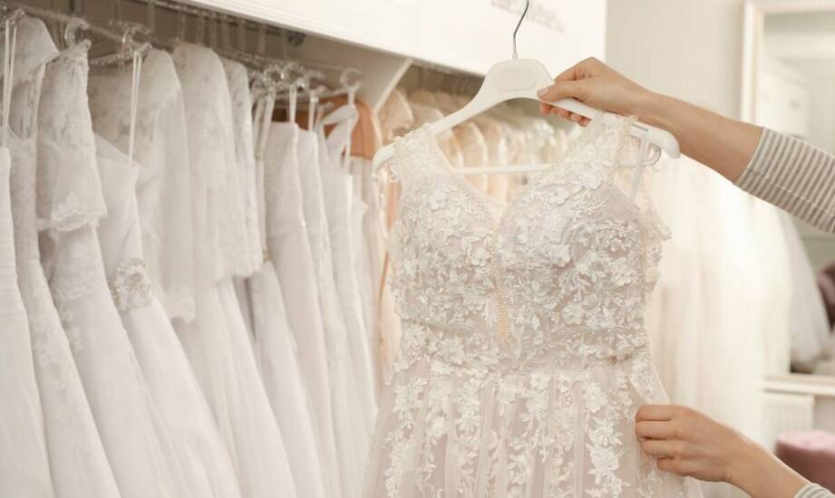 Glamour suknia ślubna – kiedy warto postawić na indywidualny projekt?
