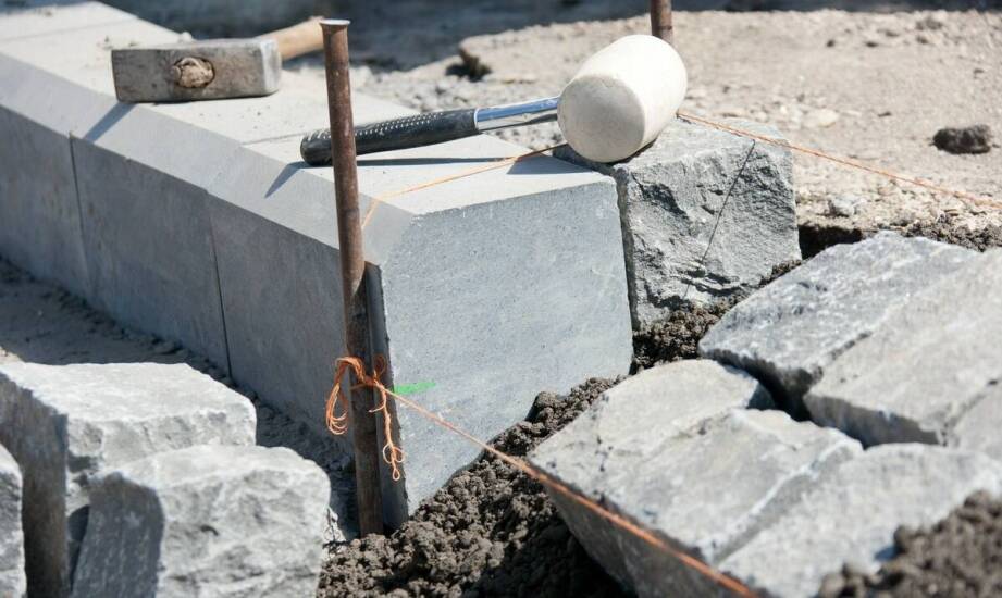 Jak montaż masztów wpływa na stabilność i bezpieczeństwo flagi?