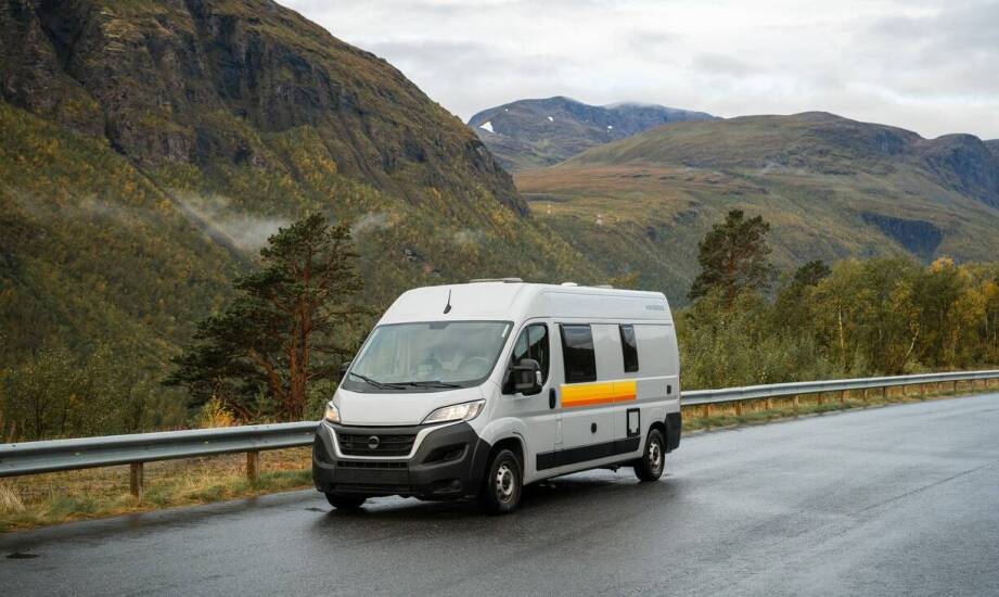 Jakie są zalety posiadania podnoszonego sypialnego dachu podczas podróży?