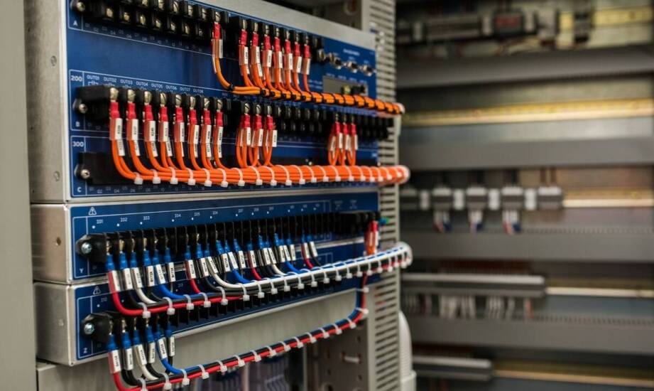 Znaczenie precyzyjnego montażu w prefabrykacji szaf sterowniczych AKPiA.