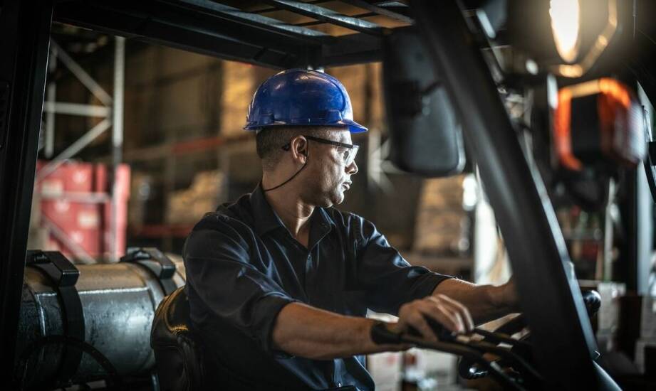 Jakie są najczęstsze wyzwania podczas nauki obsługi wózka widłowego i jak je pokonywać?