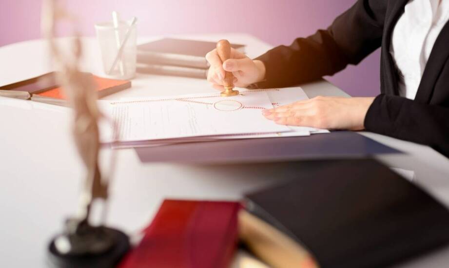 Pełnomocnictwa przy obligacyjnych umowach – jak notariusz może pomóc?