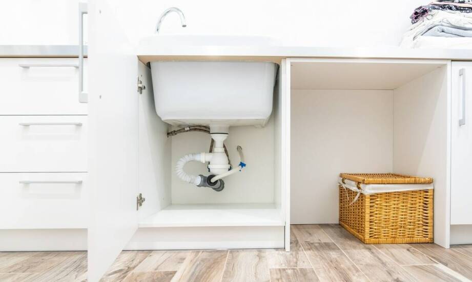 Jakie korzyści przynosi montaż umywalkowego syfonu w domowych instalacjach?