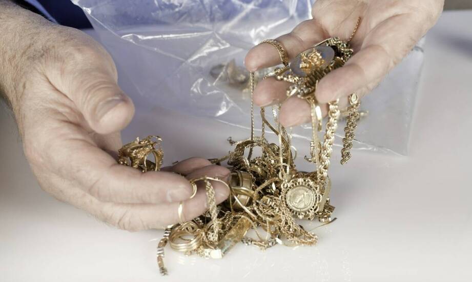 Różnice między próbami złota w Anglii a w Polsce – co oznaczają dla konsumenta?